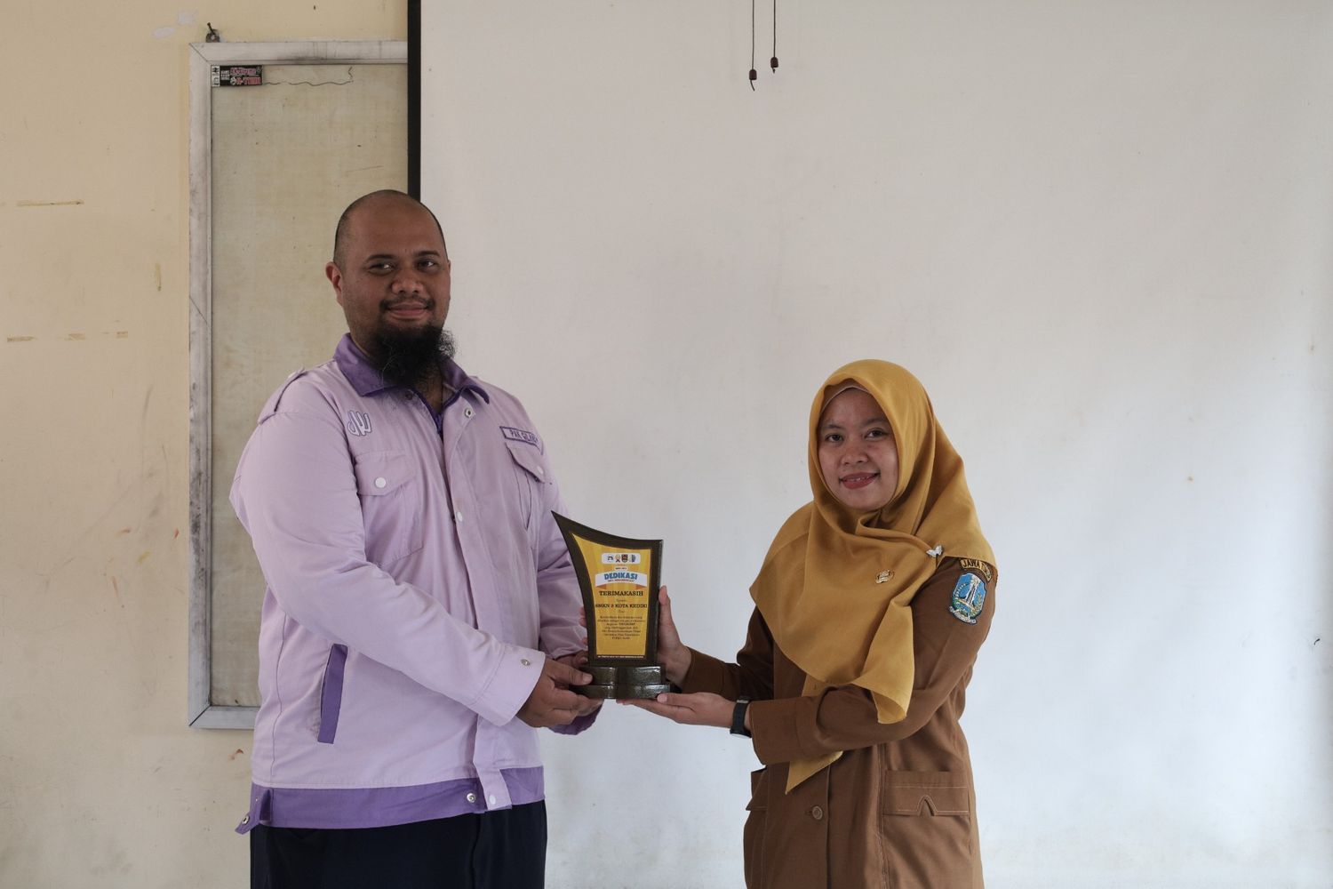 Penyerahan Plakat ke Perwakilan SMKN 2 KEDIRI